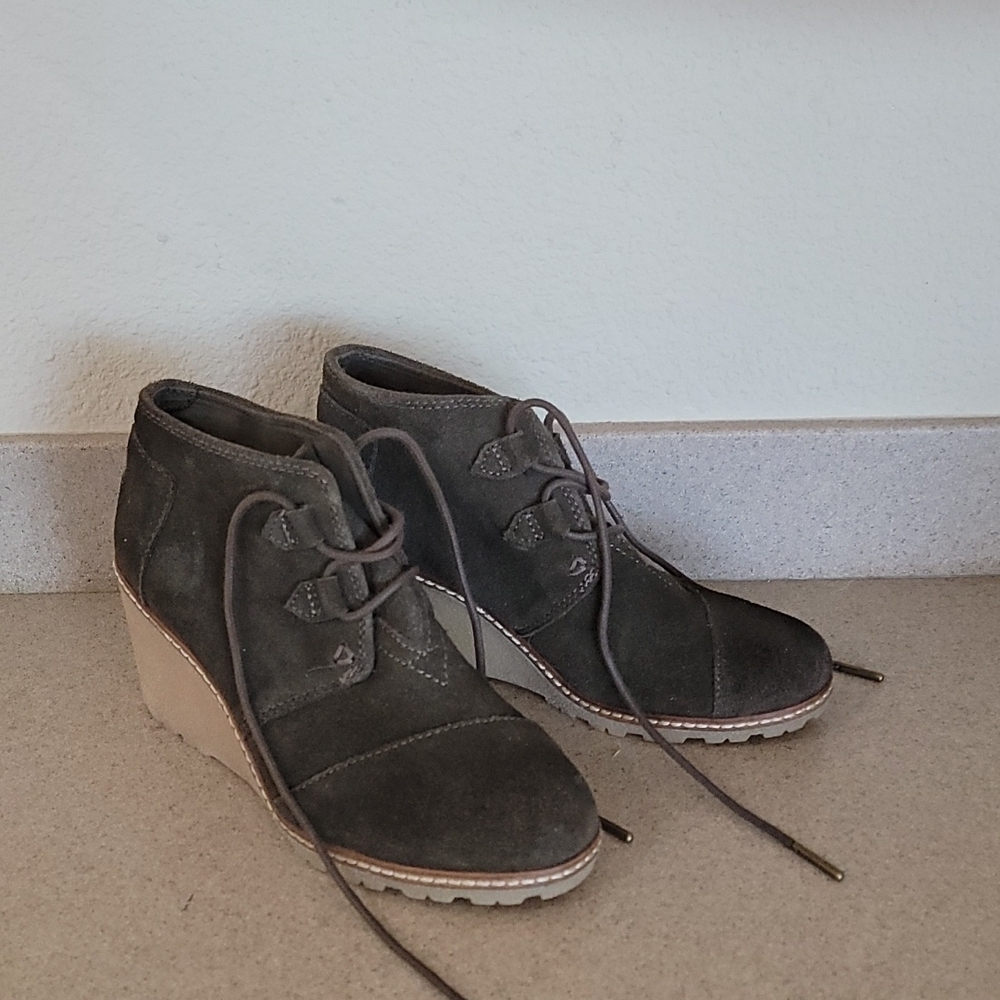 TOM'S DARK GREEN WEDGE HEEL SUEDE SHOE BOOTS (sz 5.5)